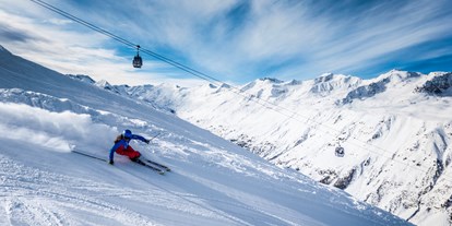 Skiregion - Tiroler Oberland - Top Quality-Skiing und mehr.
Am hinteren Ende des Ötztales thront eines der besten, schneesichersten Skigebiete der Alpen. Obergurgl-Hochgurgl bezieht seine Strahlkraft aus sonnigen Pisten von 1.800 bis 3.080 m, modernen Bergbahnen ohne Wartezeiten und attraktiven Skipasstarifen. Von November bis April genießen Skifahrer, Snowboarder und Freerider hier allerbeste Bedingungen. Noch mehr Action und Spaß für die ganze Familie bereiten Highlights wie der Funmountain mit Snowpark, Funslopes & Funcross. Nicht zuletzt glänzt die Top-Destination auch beim Einkehrschwung: Die gehobene Berggastronomie verbindet kulinarische mit landschaftlichen Wow-Momenten.
 - Skigebiet Gurgl