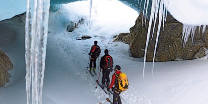 Skiregion - Tiroler Oberland - Schritt für Schritt in die unberührte Natur.
Unter den Skiern knirscht der Neuschnee, aus der Ferne grüßen die wilden Berggipfel des hinteren Ötztals: In Obergurgl-Hochgurgl kommen Skitourengeher so richtig auf Touren – im wahrsten Wortsinn! Ob Skitouren-Neuling oder erfahrenerer Skibergsteiger, der Diamant der Alpen hält eine glänzende Auswahl an Tourenmöglichkeiten in unterschiedlichen Schwierigkeitsgraden parat - von der einsteigerfreundlichen Genussskitour bis hin zu mehrtägigen „Hautes Routes“. Wer die winterliche Bergwelt um Obergurgl-Hochgurgl auf die ursprünglichste Art und Weise erobert, der darf sich nicht nur auf ein hochkarätiges Naturerlebnis freuen, sondern auch auf unverspurte Tiefschneehänge. Im Frühjahr, wenn sich der Tiefschnee langsam in Firn verwandelt, kommen Firn-Liebhaber auf ihre Kosten. - Skigebiet Gurgl