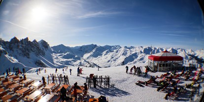 Skiregion - Tiroler Oberland - Sonnenterasse und Schirmbar im Hoadl-Haus auf 2.340m - Skigebiet Axamer Lizum