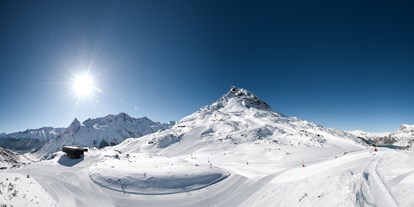 Skiregion - Tiroler Oberland - Der SILVAPARK Galtür definiert sich nicht nur über Pistenkilometer sondern vor allem über Sektoren und Parks. Ganze 12 Parkstationen in insgesamt 6 Sektoren bieten ein exklusives Skierlebnis. Die Zwergerlwelt für die Kleinsten, das Abenteuerland für fortgeschrittene Kids, den Actionpark für die Könner, das Heldenreich für die Profis, das Pistenparadies für den klassischen Wintersportler und der Sektor High & Nordic für Schneeschuhwanderer, Tourengeher und Langläufer. Insgesamt sind das 43 Pistenkilometer (5 km blau, 26 km rot und 12 km schwarz), ein Garant dafür, dass Urlauber immer unter den besten Bedingungen Ski fahren oder boarden gehen können. Die Lifte und Anlagen tragen dazu bei, dass auch der Aufstieg zum bequemen Genuss wird – fast ohne Wartezeiten.  - Skigebiet Silvapark Galtür