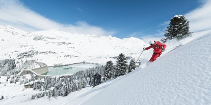 Skiregion - Tiroler Oberland - Powderhänge zum Jauchzen – aber Sicherheit geht vor! 

Das Silvrettagebiet ist bekannt für seine zahlreichen Hänge zum Freeriden. Um diese gefahrenfrei genießen zu können, sollte man sich allerdings von Bergführern oder Skilehrern in die Gefahren und Tücken des freien Skiraums einführen lassen. Nach der Einführung in die Theorie und die Sicherheitsregeln, sowie einer Schulung im korrekten Umgang mit Lawinenverschütteten-Suchgeräten bei der Piepsstation, kann man sich im Gelände auf die Suche nach der perfekten Tiefschneeabfahrt machen. 
 - Skigebiet Silvapark Galtür