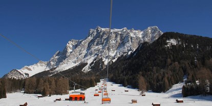 Skiregion - Halfpipe - Sunracer 6er-Sesselbahn mit Zugspitzmassiv - Skigebiet Ehrwalder Wettersteinbahnen